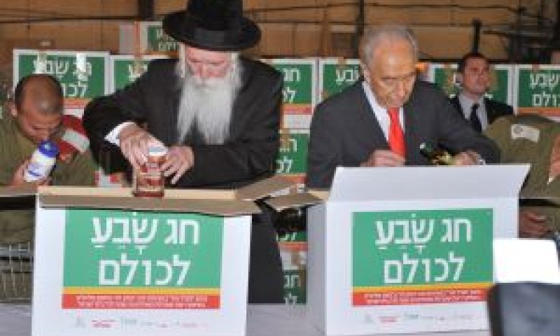 הנשיא פרס והרב גרוסמן [צילום: יח"צ]