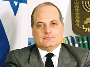 השופט ג'ורג' קרא. הרשיע את ארבעת הנאשמים בעבירות [צילום: בוצ´צ´ו]