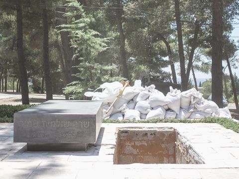 חלקת הקבר שממתינה לשמיר [צילום: פלאש 90]