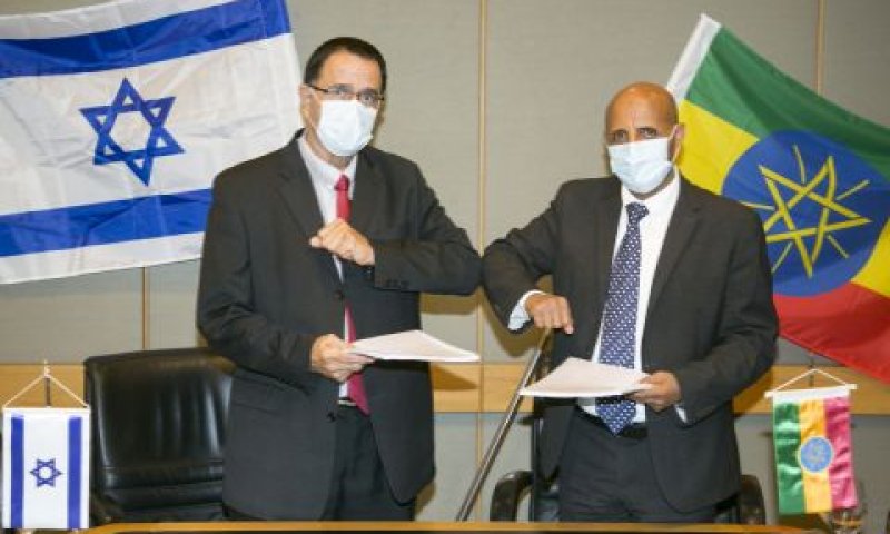 מנכ"ל Ethiopian Airlines, טוולד גברמריאם, סמנכ"ל התעשייה האווירית ומנהל חטיבת תעופה, יוסי מלמד [צילום: אלון רון, התעשייה האווירית]