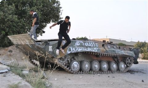 נגמ"ש שנתפס שלל בחלב [צילום: AP]