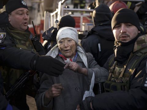 פינוי מבוגרים מקייב [צילום: פיליפה דנה/AP]