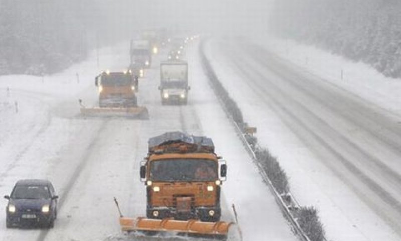 מפנים שלג מהכבישים בצ'כיה [צילום: AP]