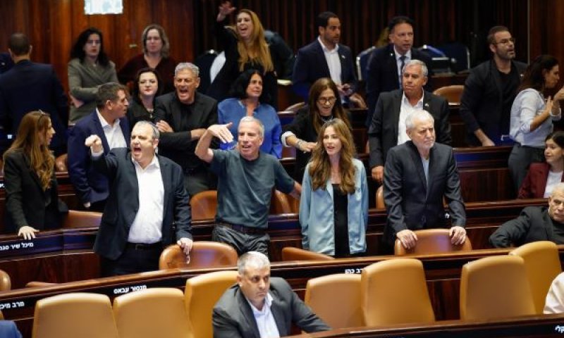 ח"כים מהאופוזיציה מפריעים להצבעה [צילום: נועם מושקוביץ/דוברות הכנסת]