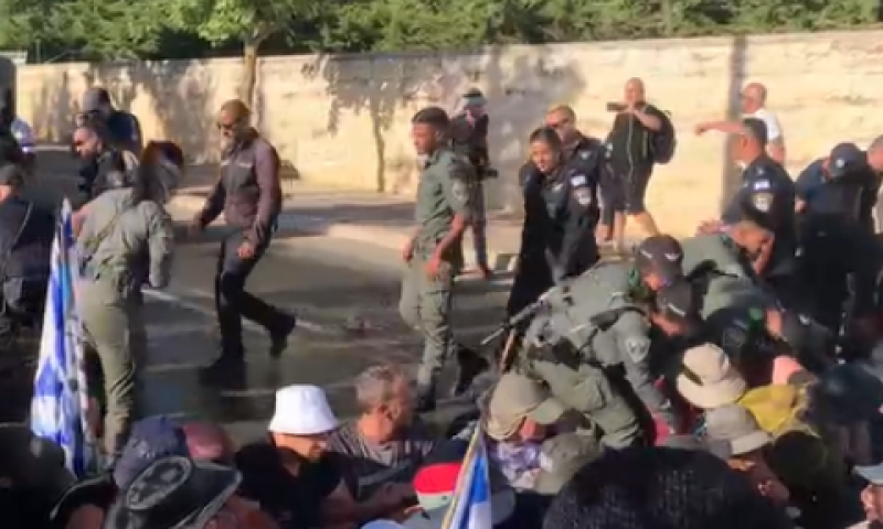 פינוי אחת החסימות סמוך לכנסת [צילום: אחים לנשק]