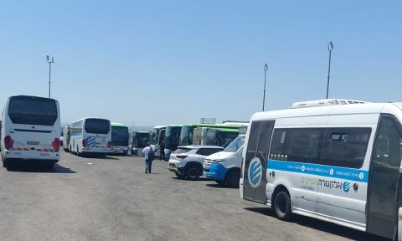 אוטובוסי אלקטרה אפיקים ממתינים בחניון הסניף