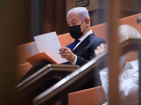 נתניהו ביציע המבודדים בכנסת [צילום: אוליביה פיטוסי, פלאש 90]