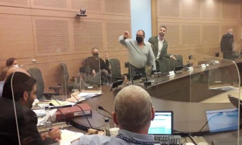 יוראי להב הרצנו ועופר כסיף נעמדים על רגליהם [צילום: דני שם-טוב/דוברות הכנסת]