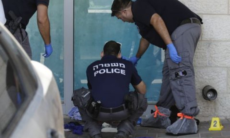 חוקרי מז"פ בזירת הרצח [צילום: מחמוד עליאן/AP]