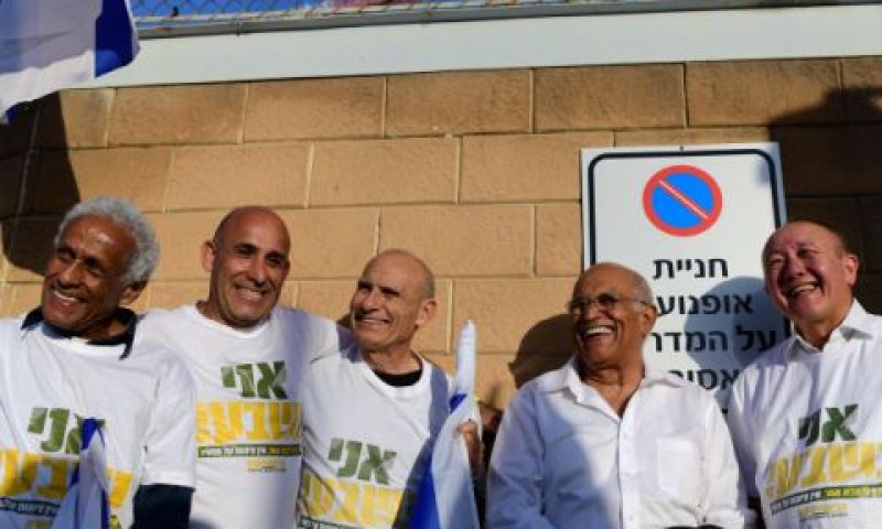 אביגדור קהלני עם קצינים לשעבר [צילום: תומר נויברג/פלאש 90]