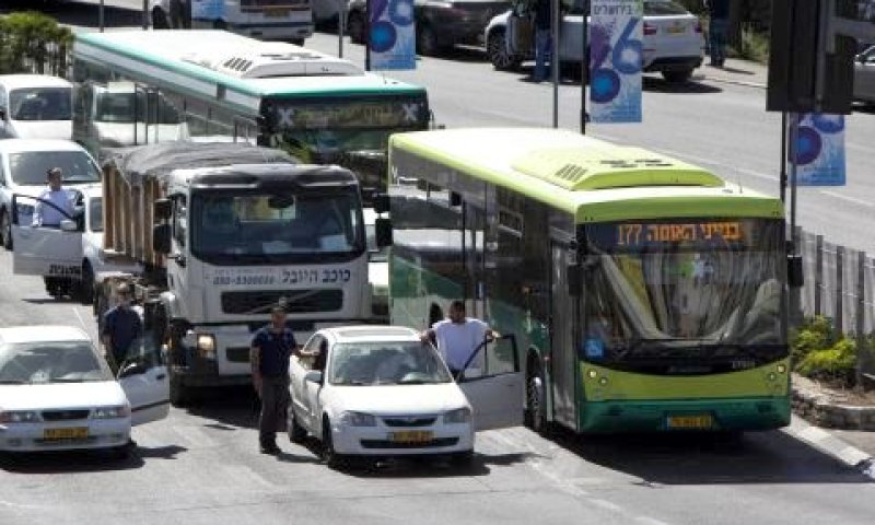 עומדים דום בדרך לנווה יעקב [צילום: פלאש 90]