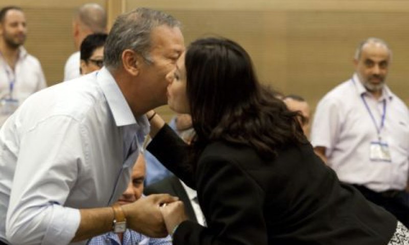 רגב. נשיקות לשמעון גפסו [צילום: פלאש 90]