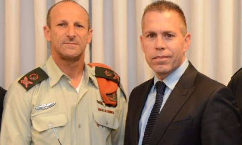 השר ארדן עם אלוף פיקוד העורף [צילום: אלי נאמן]