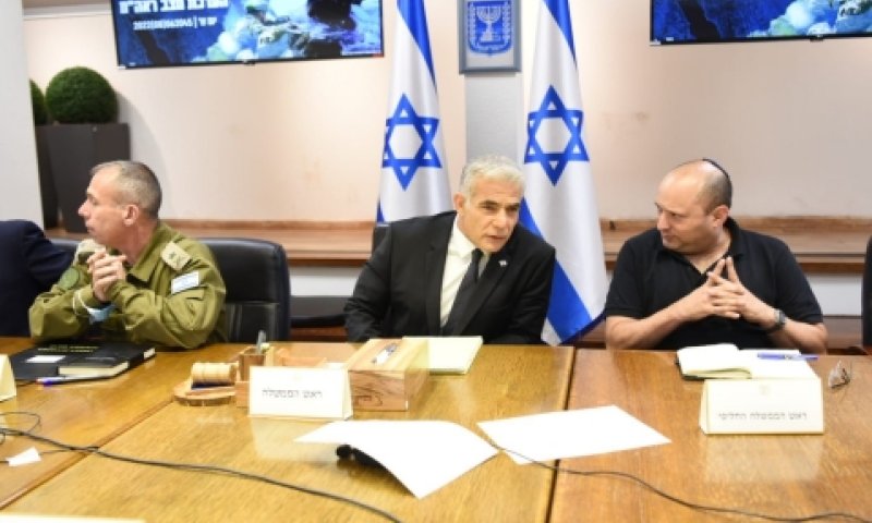 בנט ולפיד בהערכת המצב, הערב בקריה [צילום: קובי אלקוצר, לע"מ]
