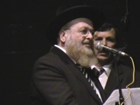 עמי אילוז , חבר מועצת העיר עכו המודאג, מודיע לרב העיר, יוסף ישר, כי מרן הגיע, אך אינו חש בטוב [צילום: אלברט לוי, עכונט]