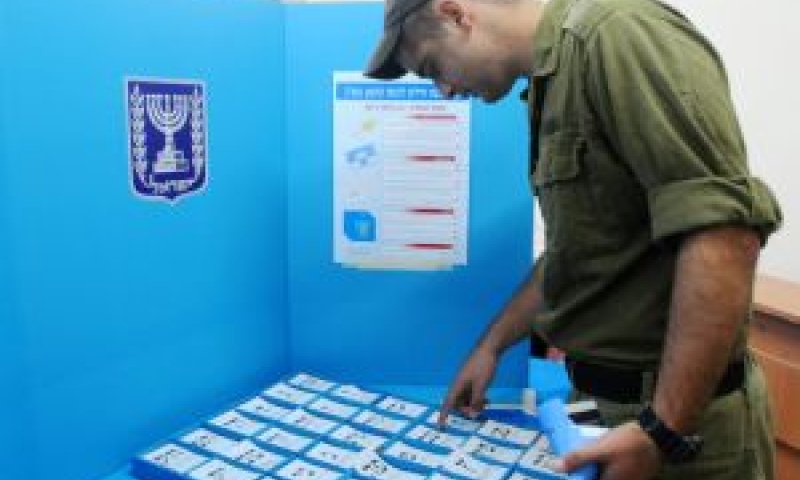 חייל מצביע בקלפי [צילום: פלאש 90]