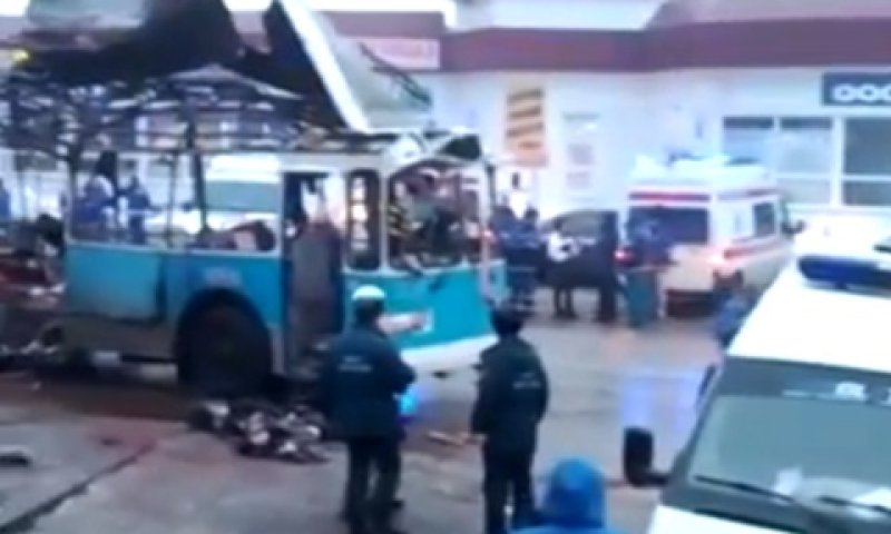 האוטובוס לאחר הפיצוץ [צילום: מן הטלוויזיה]