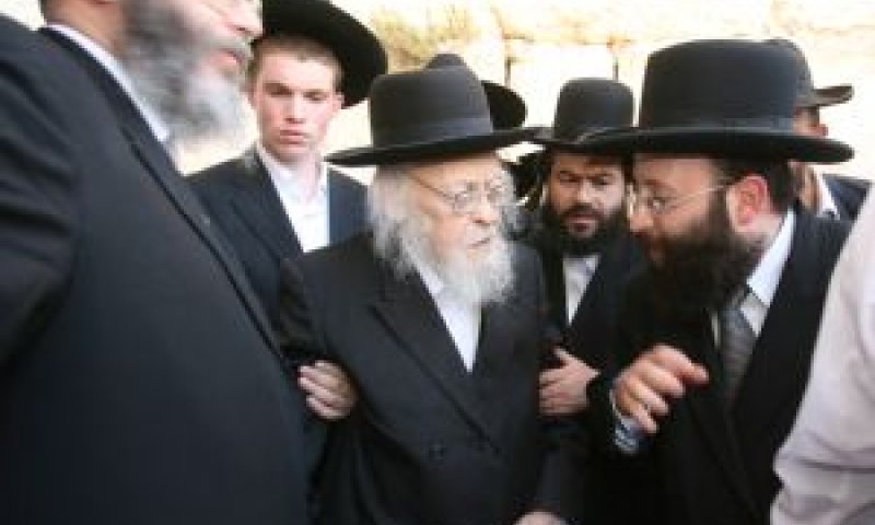 מימין: הרב שמואל רבינוביץ לצד הרב יוסף שלום אלישיב