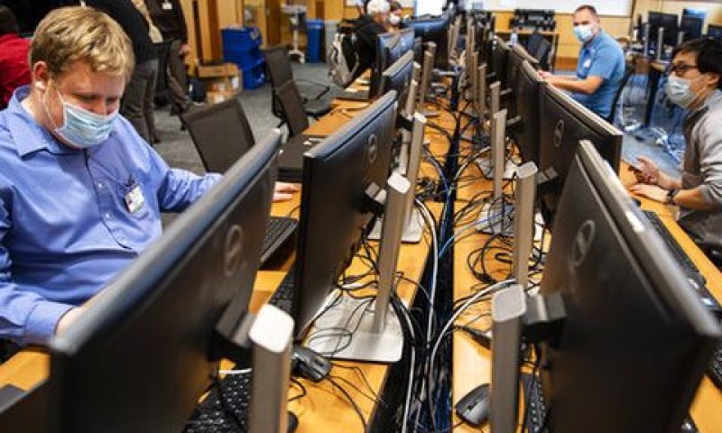 האזנות סתר בין מחשבים [צילום: AP]