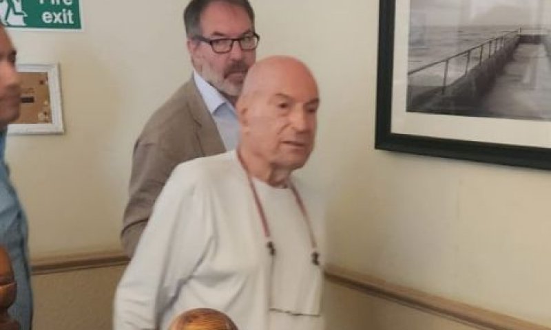 מילצ'ן היום בבית המלון בברייטון