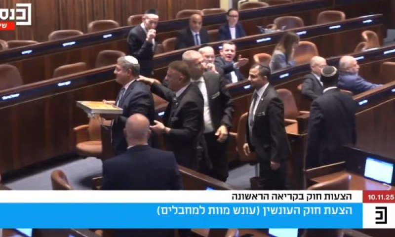 בן-גביר מחלק בקלאוות [צילום: ערוץ כנסת]