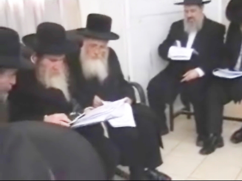 בית הדין קורא מתוך כתבים מיוחדים ובהם סדר החליצה