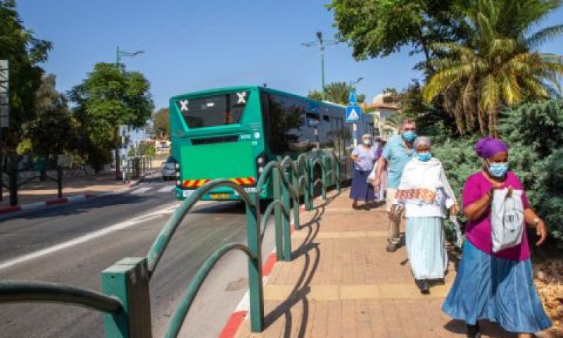 נוסעי תחבורה ציבורית בקרית עקרון [צילום: אוליביה פיטוסי/פלאש 90]
