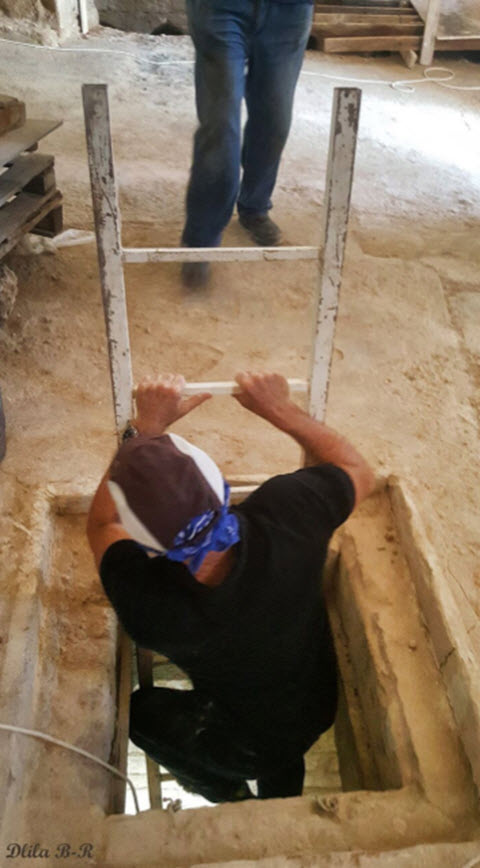 הירידה לאחד מהחללים התת קרקעיים שנחשפו במהלך העבודות [צילום: דלילה בר רצון]