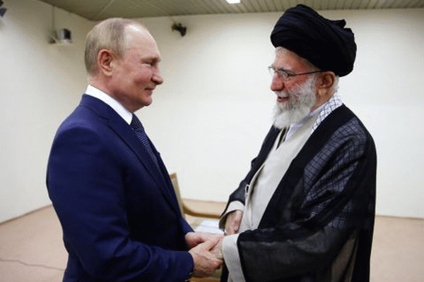 יד רוחצת יד. נגד אוקראינה [צילום: משרד המנהיג העליון באירן/AP]