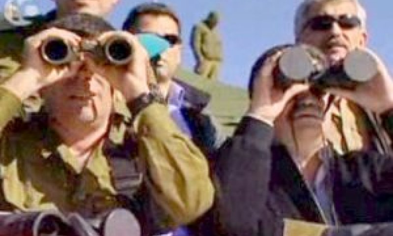 פרץ. עם משקפת שעדשותיה מכוסות
