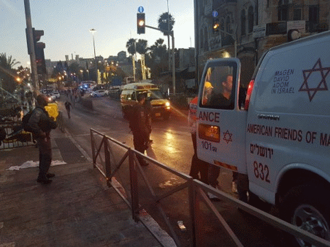 זירת הפיגוע ליד שער שכם [צילום: מד"א]