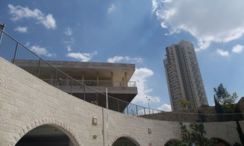 הולילנד. שומות גבוהות יותר
