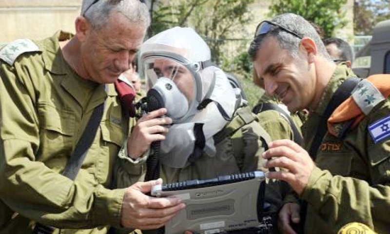 אלוף פיקוד העורף מתדרך את הרמטכ"ל בני גנץ בתרגיל בנצרת עילית [צילום: דו"צ]