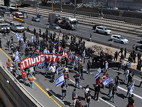 מפגינים בנתיבי איילון [צילום: תומר נויברג/פלאש 90]