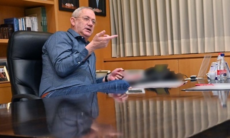 גנץ, הערב בלשכת שר הביטחון [צילום: אריאל חרמוני, משרד הביטחון]