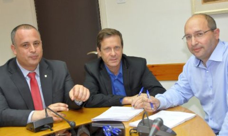 יו"ר ההסתדרות, אבי ניסנקורן ויו"ר מפלגת העבודה יצחק הרצוג [צילום: יהודה שגב &ndash; דוברות ההסתדרות]