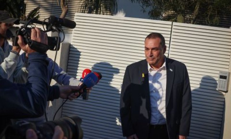 אייל זמיר מחוץ לביתו ברמת השבים [צילום: פלאש 90]