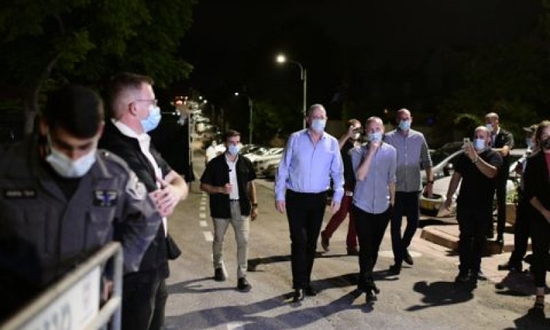 אבטחה סביב גנץ בראש העין [צילום: תומר נויברג/פלאש 90]