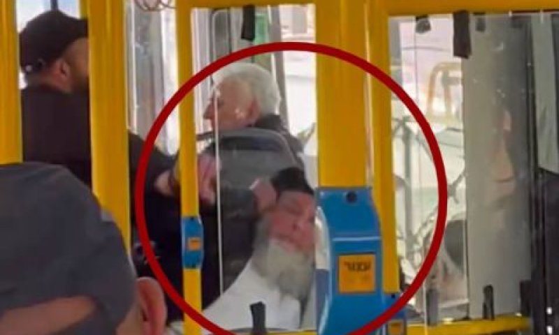 הפקח תוקף את הנוסע [צילום: שימוש לפי סעיף 27א לחוק זכויות יוצרים]