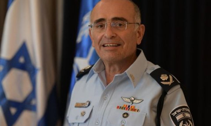 ביתן. תולה את המדים [צילום: דוברות המשטרה]