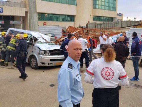 קריסת המנוף על רכבה של רוטמן [צילום: מד"א]