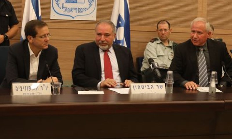 ליברמן וחברי הוועדה [צילום: יצחק הררי]