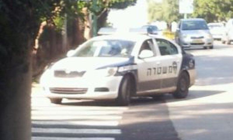 ניידת משטרה על מעבר החציה ליד ביתו של ערב, הבוקר [צילום: אילן ערב]