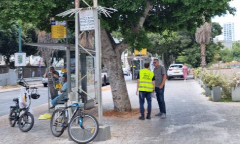 דייל הסברה בתחנת אוטובוס [צילום: מולי מנדלסון]