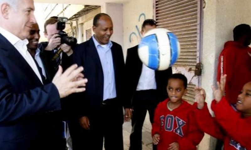 נתניהו באשדוד. הכדור בידיו [צילום: פלאש 90]