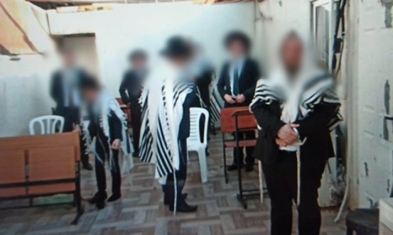מתפללים הפרו ההנחיות [צילום: משטרה]