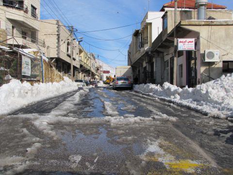 מים זורמים בכבישי מג'דל שמס [צילום: שמרית טסה]