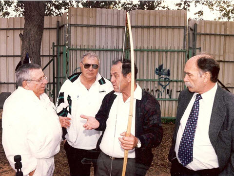 אהרון להב (ראשון מצד שמאל) [צילום: באדיבות משפחת להב]