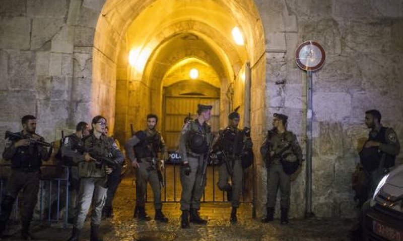שוטרי מג"ב בכניסה לשער החדש [צילום: הדס פרוש/פלאש 90]