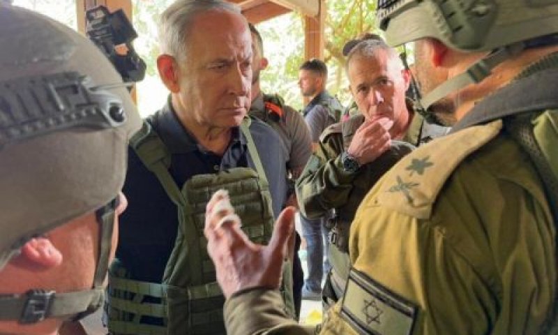 נתניהו, בפגישתו עם לוחמים [צילום: לשכת העיתונות הממשלתית]